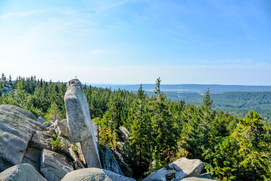 Du betrachtest gerade Die Top 5 Sehenswürdigkeiten rund um Fichtelberg: Perfekter Wandertag mit kulinarischer Krönung