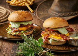 Mehr über den Artikel erfahren Die Burger-Revolution im März: Entdecke den „Green Deluxe“ im Wild West!